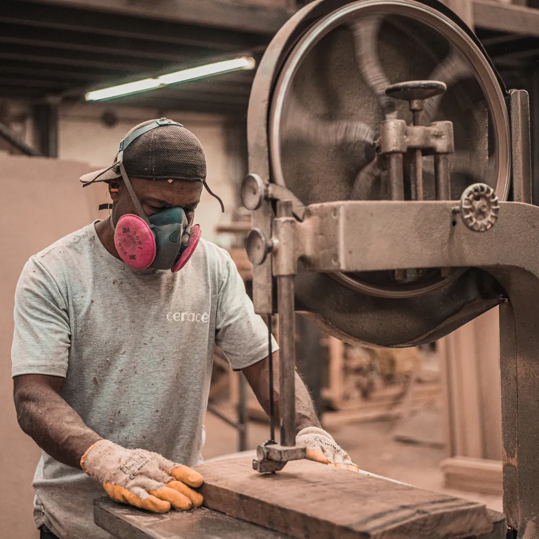 Menuisier au travail