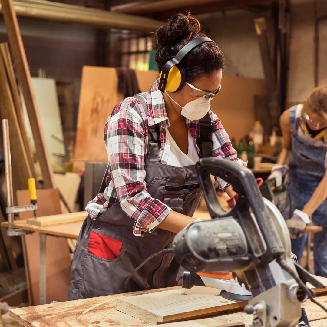 Menuisier au travail
